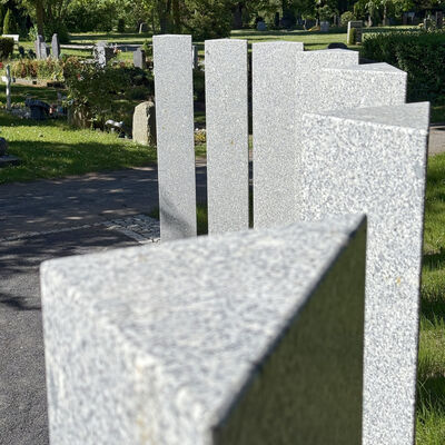 Bild vergr&ouml;&szlig;ern: Stelen Urnengräber