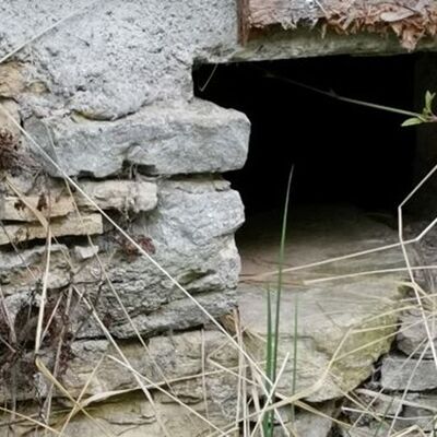 Bild vergr&ouml;&szlig;ern: Bruchstein-Fundament mit Keller