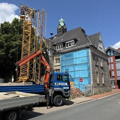 Bild vergr&ouml;&szlig;ern: Aufstellen eines Baukrans am Historischen Rathaus